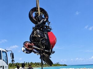 ރޭސް ޖަހަނިކޮށް މޫދަށް ވެއްޓުނު ޒުވާނާ ވެންޓިލޭޓަރުގައި