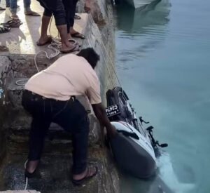 ފޮއްޓެއް އުފުލަން އުޅެނިކޮށް ތިނަދޫގައި ސައިކަލެއް މޫދަށް
