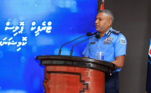 ފުލުސް އޮފިސަރެއްގެ ގައިގައި ސައިކަލުން ޖެއްސީ އޮޕަރޭޝަނަށް ހުރަސްއެޅުމަށް ގަސްތުގައި: ސީޕީ