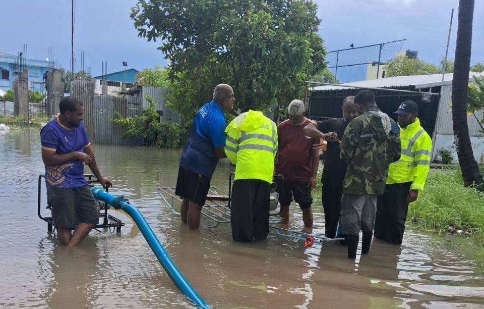 ވިއްސާރައިން ފެންބޮޑުވި ރަށްރަށުގައި ފުލުހުން އެހީތެރިކަން ފޯރުކޮށް ދެނީ