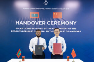 ޗައިނާއިން ރާއްޖެއަށް 880 ސޯލާ މަގުބައްތި ހަދިޔާ ކޮށްފި