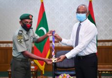 ނަޞްރުﷲ 60 ވަނަ މެރެތަންގެ މެޑައްޔާއި ޖަރޒީ ރައީސުލްޖުމްހޫރިއްޔާއަށް ހަދިޔާކުރެއްވުން، ފޮޓޯ: ރައީސް އޮފީސް 