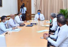 23 ސެޕްޓެމްބަރ 2020، ރައީސުލްޖުމްހޫރިއްޔާގެ ނައިބު، މާލޭގެ ޕާކުކުރުމާއި ޓްރެފިކްގެ މައްސަލަތައް ޙައްލުކުރުމާއި ގުޅޭގޮތުން ކަމާއިގުޅޭ ފަރާތްތަކާ މަޝްވަރާކުރެއްވުން- ފޮޓޯ: ރައީސް އޮފީސް