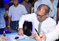 އެމްޑީޕީގެ ކުރީގެ ރައީސް މުހައްމަދު ނަޝީދު ޑިމޮކްރެޓްސް އަށް މިރޭ ސޮއި ކުރައްވަނީ. --ފޮޓޯ: ނިޝާން އަލީ | މިހާރު