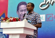 ހިތަދޫގައި މިއަދު ބޭއްވި ޖަލްސާގައި މެމްބަރު ތޯރިގް ވާހަކަ ދައްކަވަނީ.