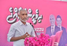 ޕީއެންސީގެ ރިޔާސީ ކެންޑިޑޭޓު މުއިއްޒު މިއަދު ބާރަށުގައި ވާހަކަ ދައްކަވަނީ. --- ފޮޓޯ: ޕީޕީއެމް