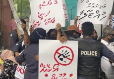 ޖެންޑާ މިނިސްޓްރީ ކުރިމަތީގައި އިދިކޮޅު ކަނބަލުން ކުރި މުޒާހަރާގެ ތެރެއިން، ފޮޓޯ: ޕީޕީއެމް