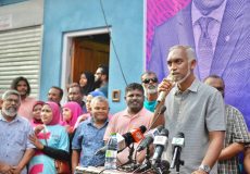 މުއިއްޒު ޖަގަހައެއްގައި ވާހަކަ ދައްކަވަނީ. --