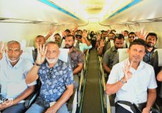 މުއިއްޒު އާއި ޕީޕީއެމް/ޕީއެންސީ ލީޑަޝިޕް ޓީމު ފްލައިޓުގައި.