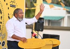 ކޯވިޑަށް ހައިރިސްކު ބޭފުޅެއްގެ ގޮތުގައި އަމިއްލަފުޅަށް ވިދާޅުވާ, ޖުމުހޫރީ ޕާޓީގެ ލީޑަރު ގާސިމް ވަނީ ކޯވިޑަށް ބެއްލެވުމެއް ނެތި ކެމްޕޭންގައި ބައިވެރިވެ ވަޑައިގެންފަ