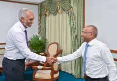 ރައީސް މުއިއްޒު، ހަސަން ލަތީފްއާ ބައްދަލު ކުރައްވަނީ. --- ފޮޓޯ: ރައީސް އޮފީސް