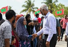 ރައީސް ޑރ. މުއިއްޒު ރ. އަލިފުއްޓަށް މިއަދު ވަޑައިގެން މީހަކާ ސަލާމް ކުރައްވަނީ. --- ފޮޓޯ: ރައީސް އޮފީސް