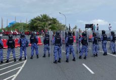 އިންޑިއާ އައުޓު ހަރަކާތް ހުއްޓުވުމަށް ފުލުހުން ސަފު ހަދާލައިގެން