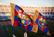 Banderolas de animación en el Camp Nou. (Foto: Álex Caparrós)