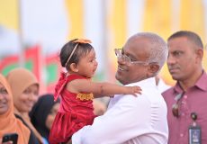 ރައީސް ސޯލިހް ށ. މިލަންދޫގައި. އެމަނިކުފާނަށް ހޫނު މަރުހަބާއެއް ދެންނެވި.