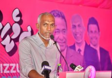 ވެލިދޫގައި މިރޭ ބޭއްވި ޖަލްސާގައި މުއިއްޒު ވާހަކަ ދައްކަވަނީ. --- ފޮޓޯ: ޕީޕީއެމް