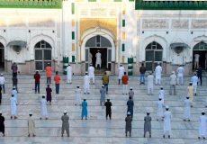 praying in mosque1